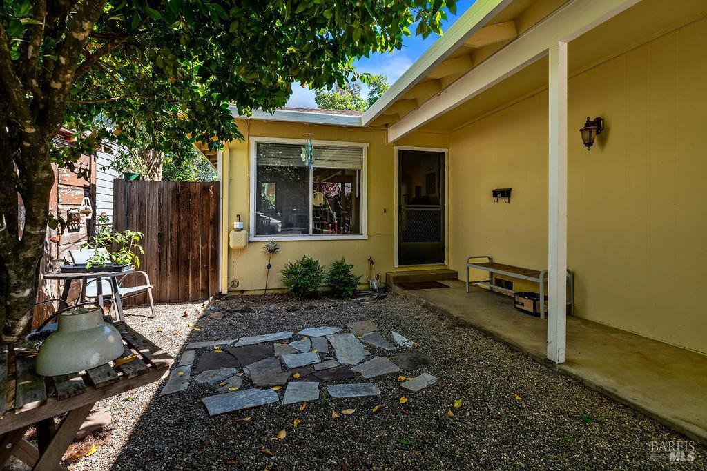 327 Plaza Street photo 3