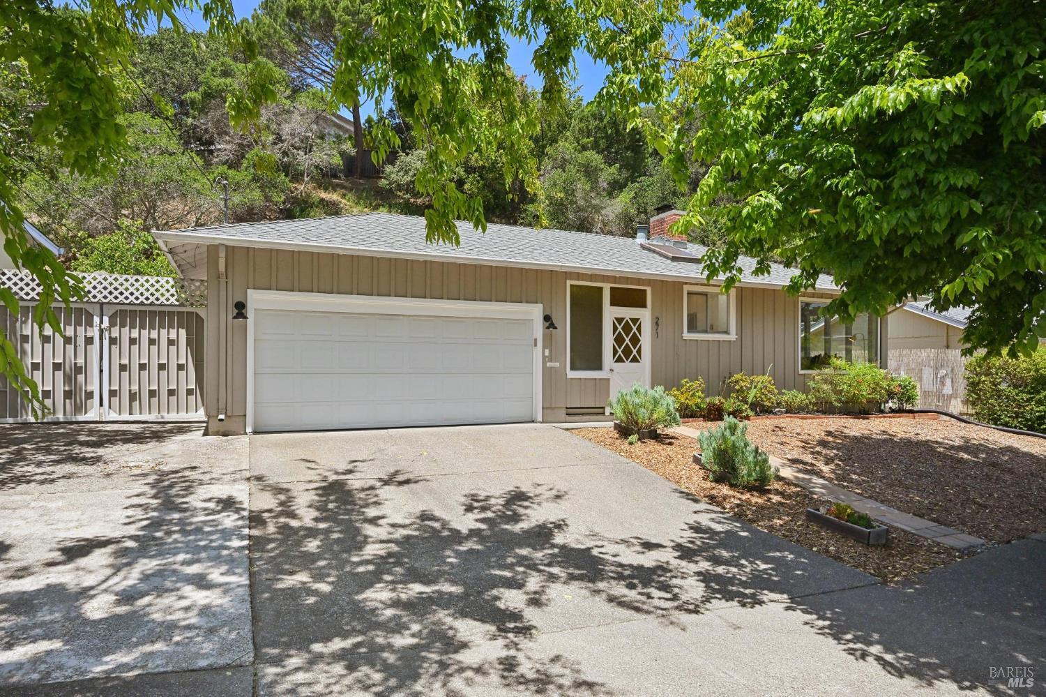 271 Irwin Street photo 2