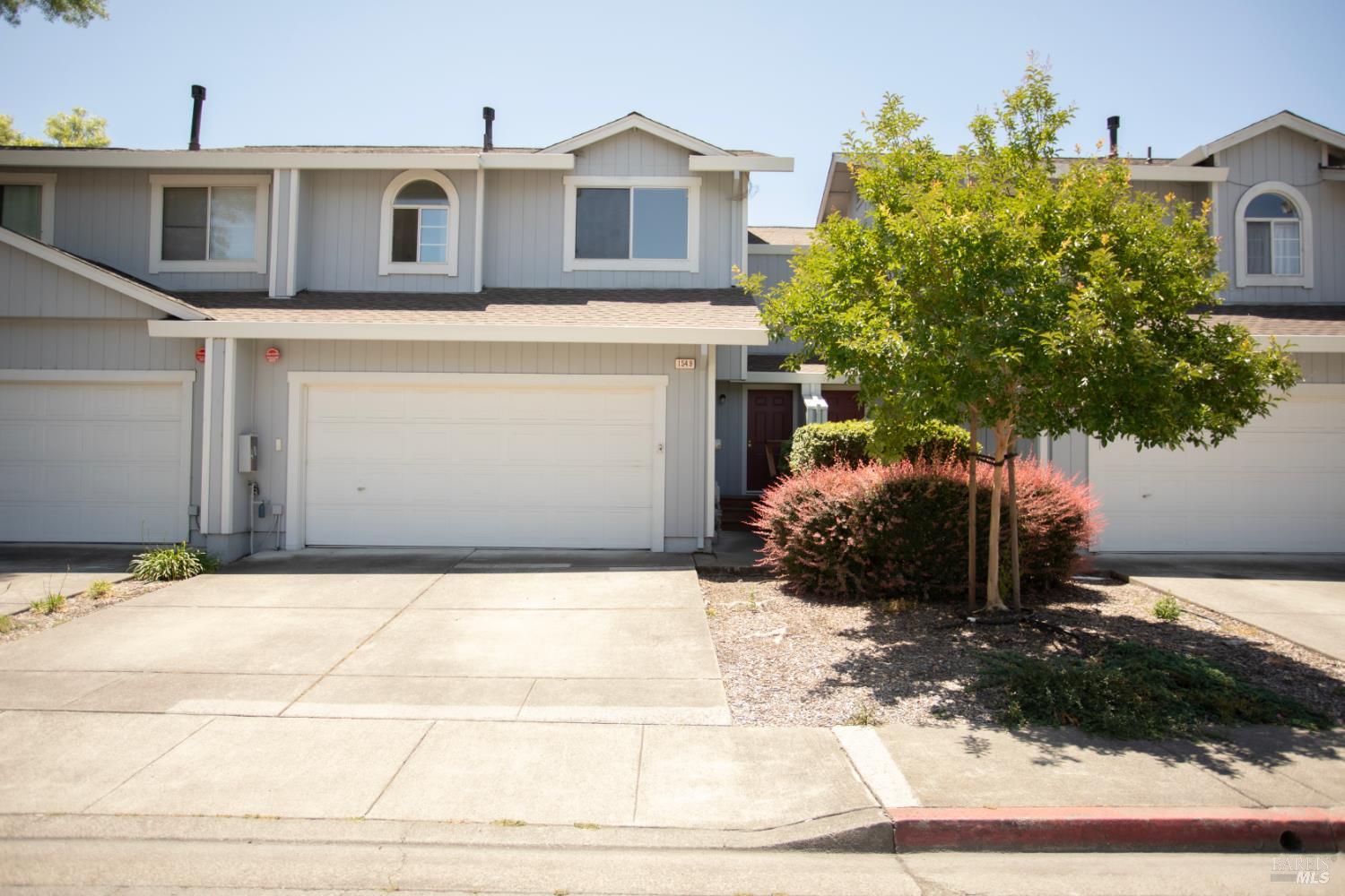1549 Monarch Place photo 2