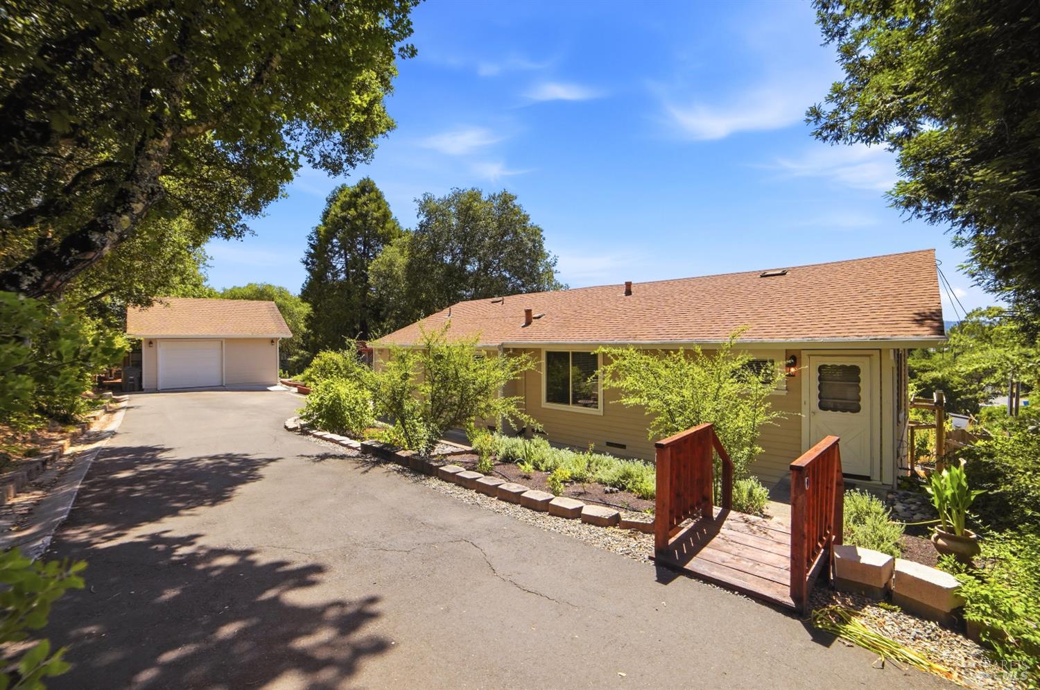 7695 Atkinson Road photo 2
