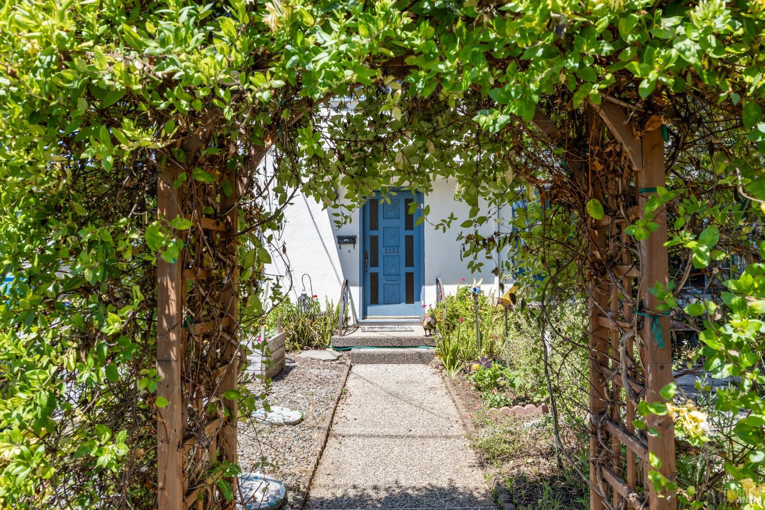 2053 Humboldt Street photo 3