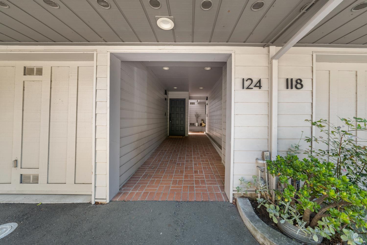 124 Professional Center Parkway photo 3