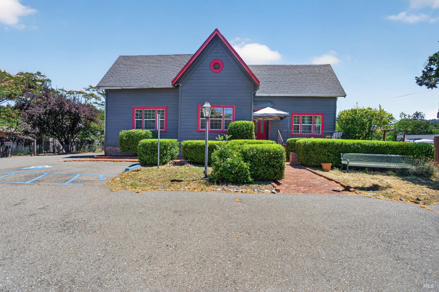 530 N Cloverdale Boulevard photo 3