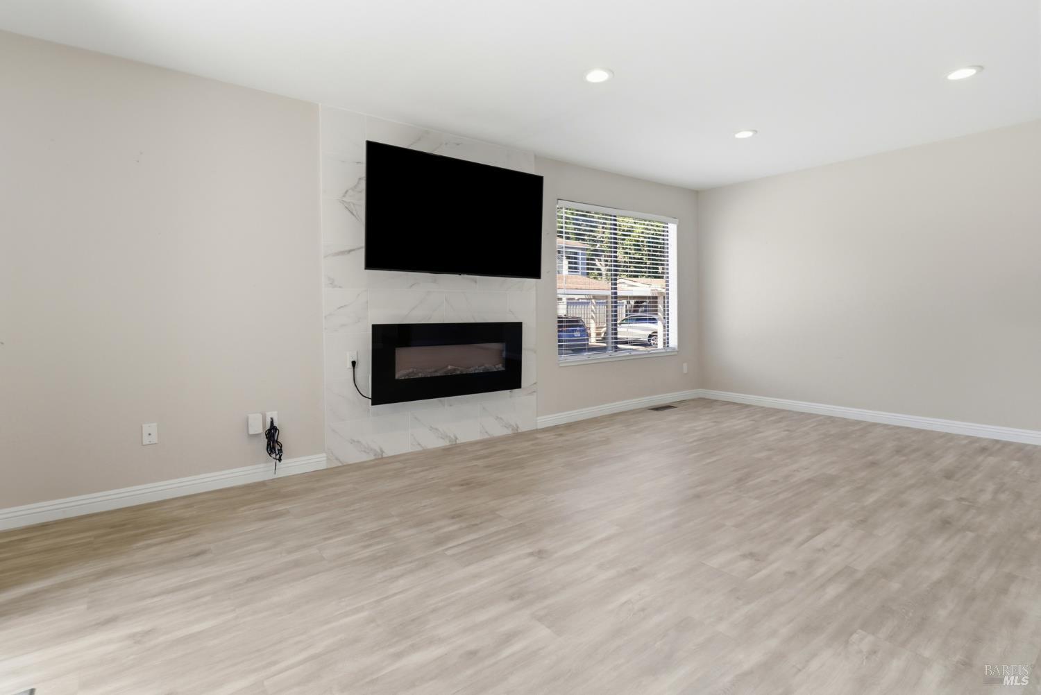 8 Lakeview Court photo 3