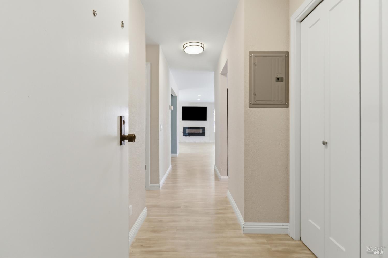8 Lakeview Court photo 2