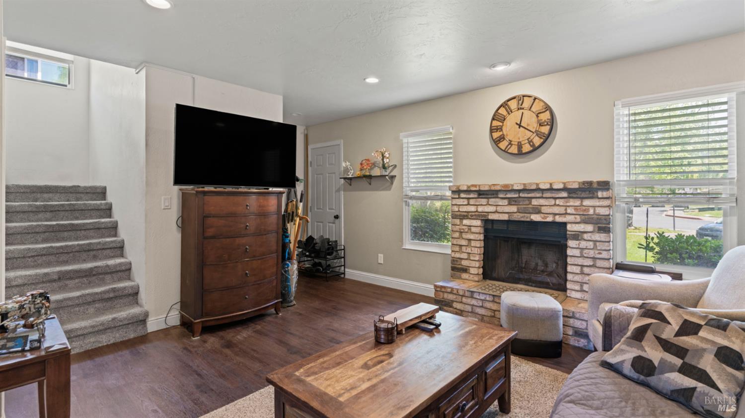 1333 Gold Way photo 3