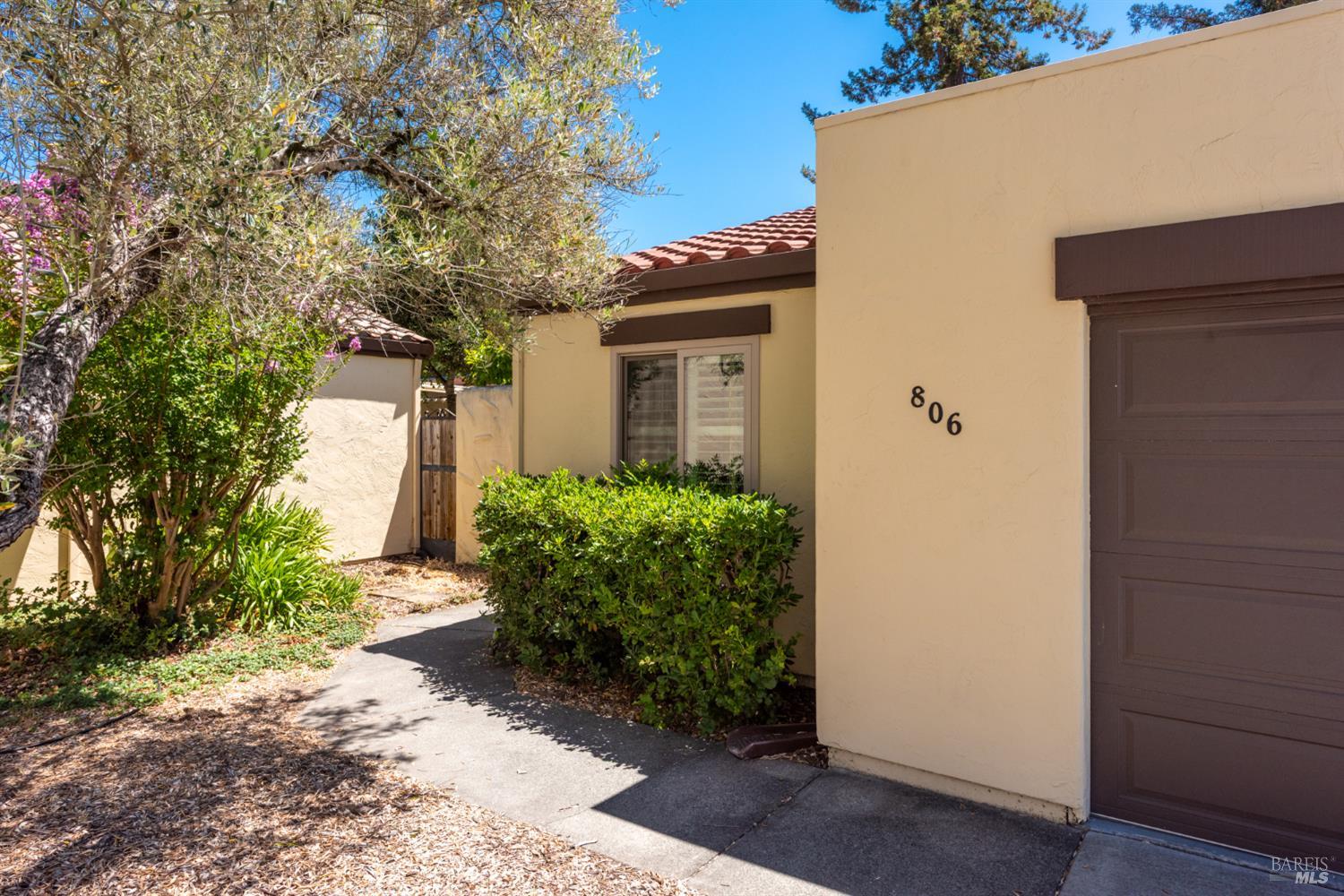 806 Shady Oak Drive