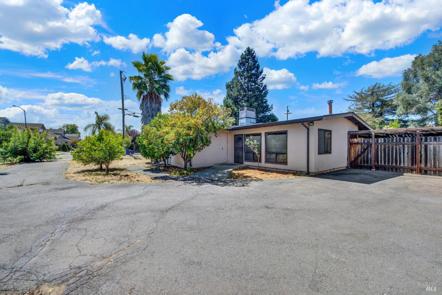 1290 Sweetbriar Drive photo 3
