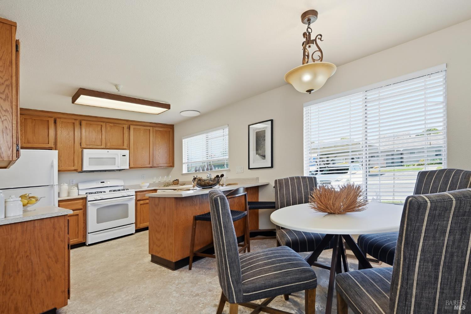 786 William Court photo 2