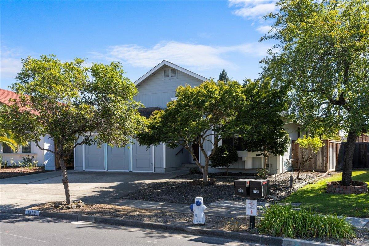 1698 Randon Way photo 3