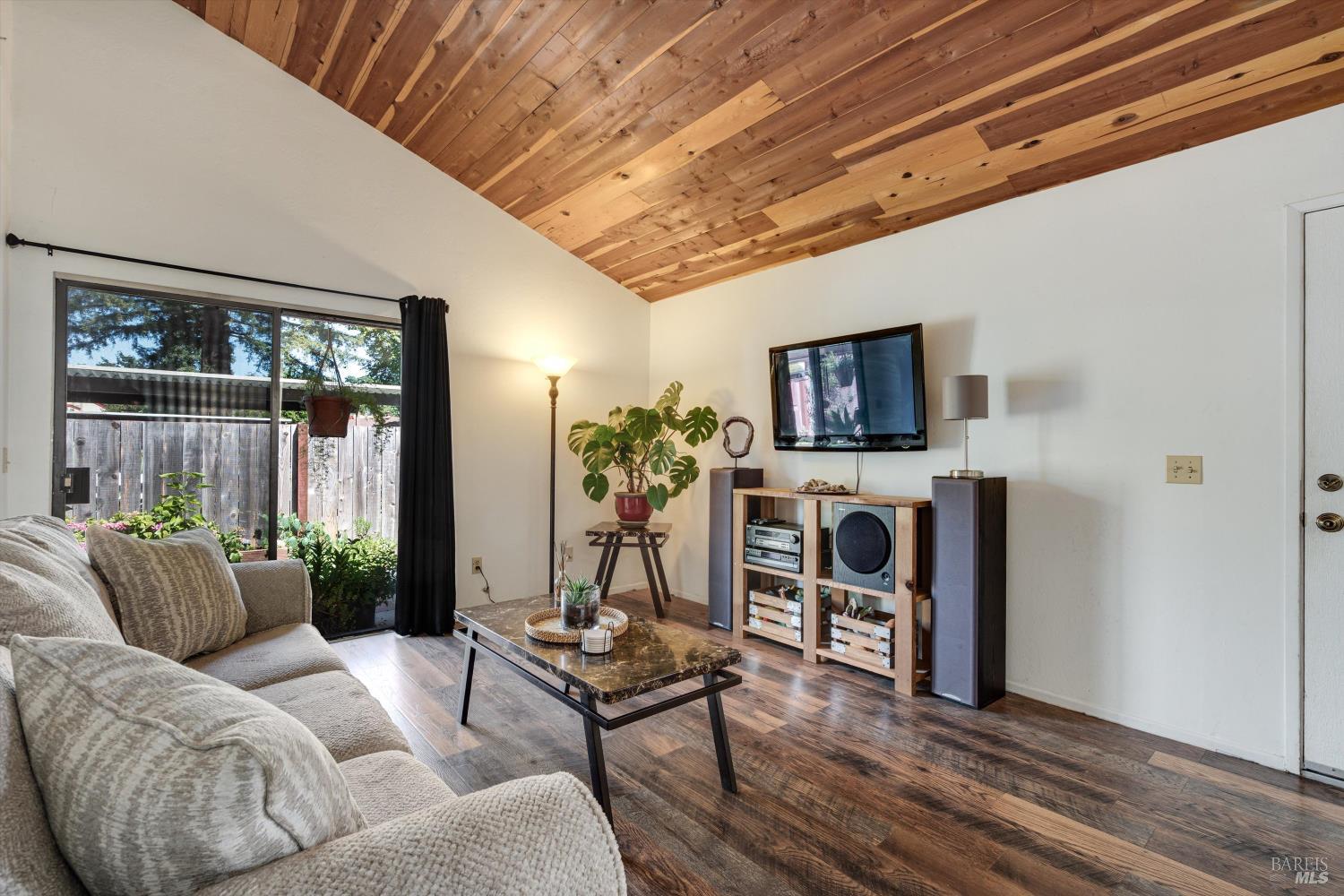 6 Redwood Court 6