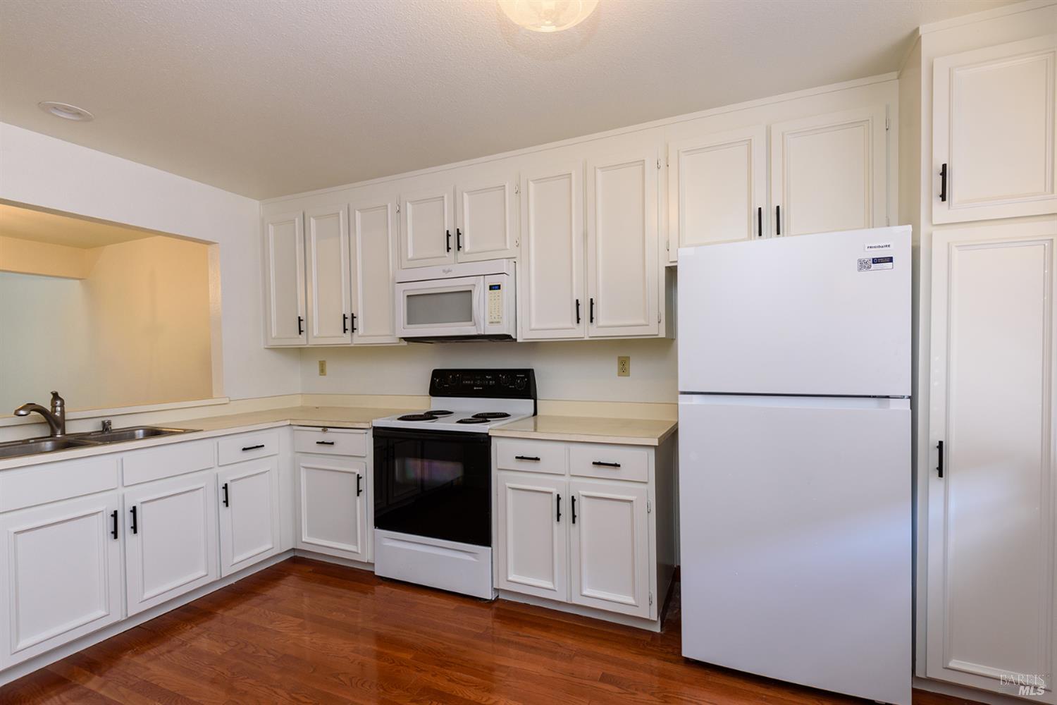 872 Arlene Way photo 2